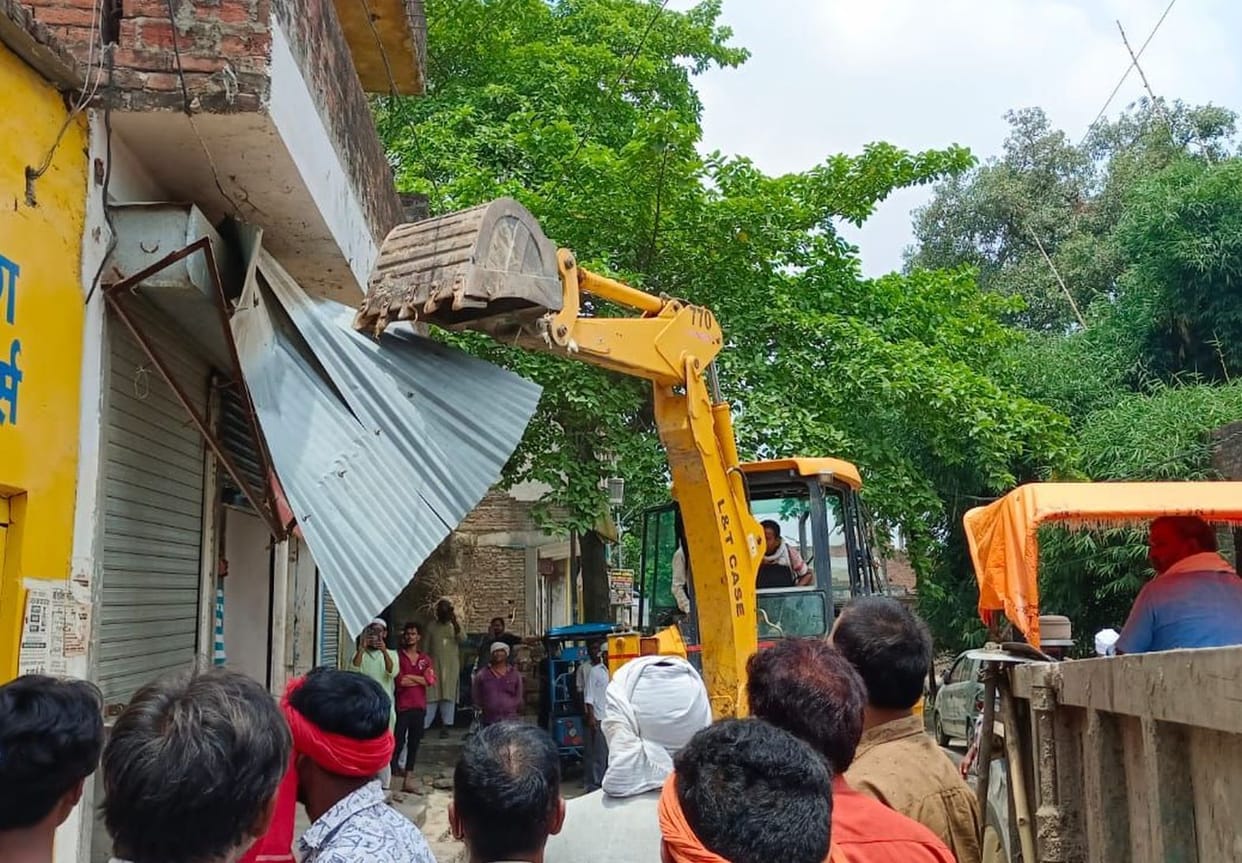 Bulldozer roared on encroachment in Iltifatganj