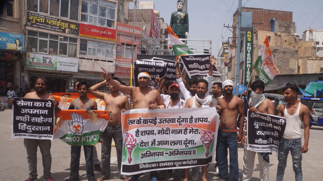 Youth Congress demonstrated semi-naked in protest against Agneepath scheme