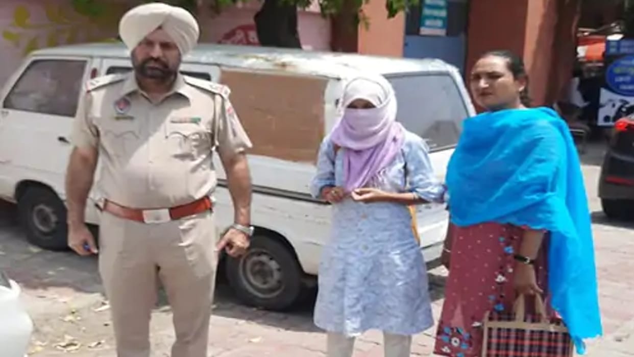 MP News: Private school teacher caught crossing border in love with Pakistani boy, passport and visa confiscated