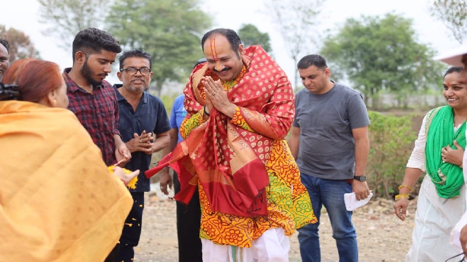 Sehore: Intoxication is a poison in the society which makes a person hollow inside like a termite - Pandit Pradeep Mishra