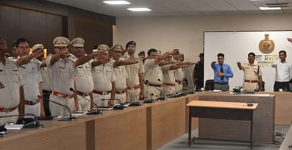 अंतराष्ट्रीय नशा मुक्ति दिवस पर शपथ ग्रहण करते पुलिस कर्मी।