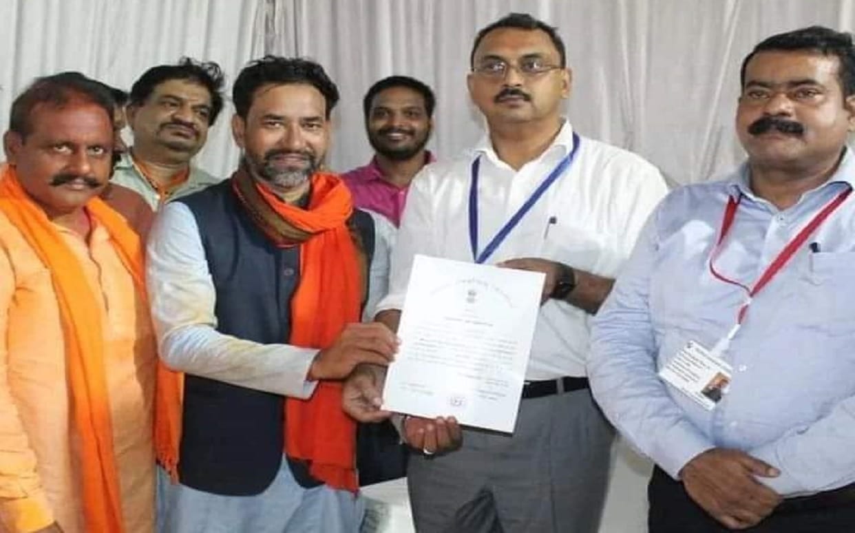 Azamgarh Bypolls Result 2022 Dinesh lal yadav Nirhua wins in Samajwadi party stronghold all equations collapsed in azamgarh BJP victory