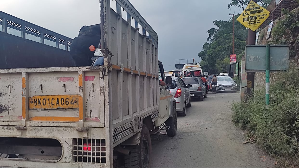 Tourists are troubled by the jam in Bhimtal