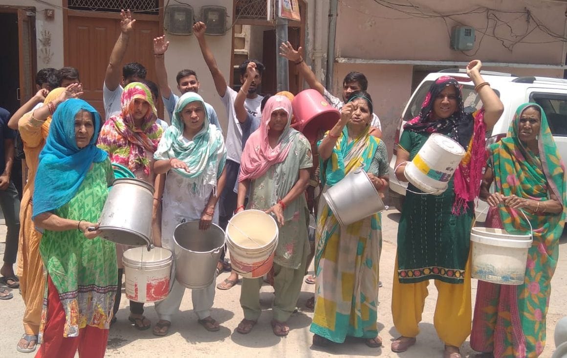 Women demonstrated with empty utensils in protest against the drinking water crisis