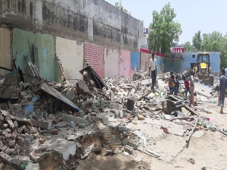 Demolition of illegal construction on the second day, case filed against those who obstruct