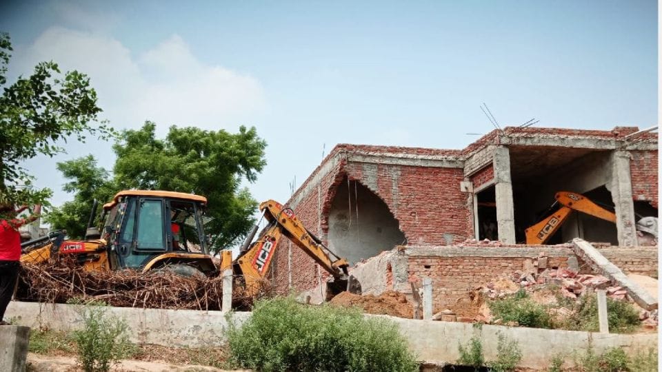 Bulldozer demolished shops built on government land in Etah