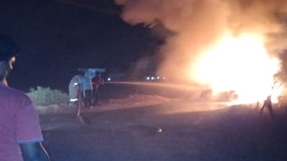 Bareilly: Fire breaks out after car collides with dumper, fear of death of five people in the car