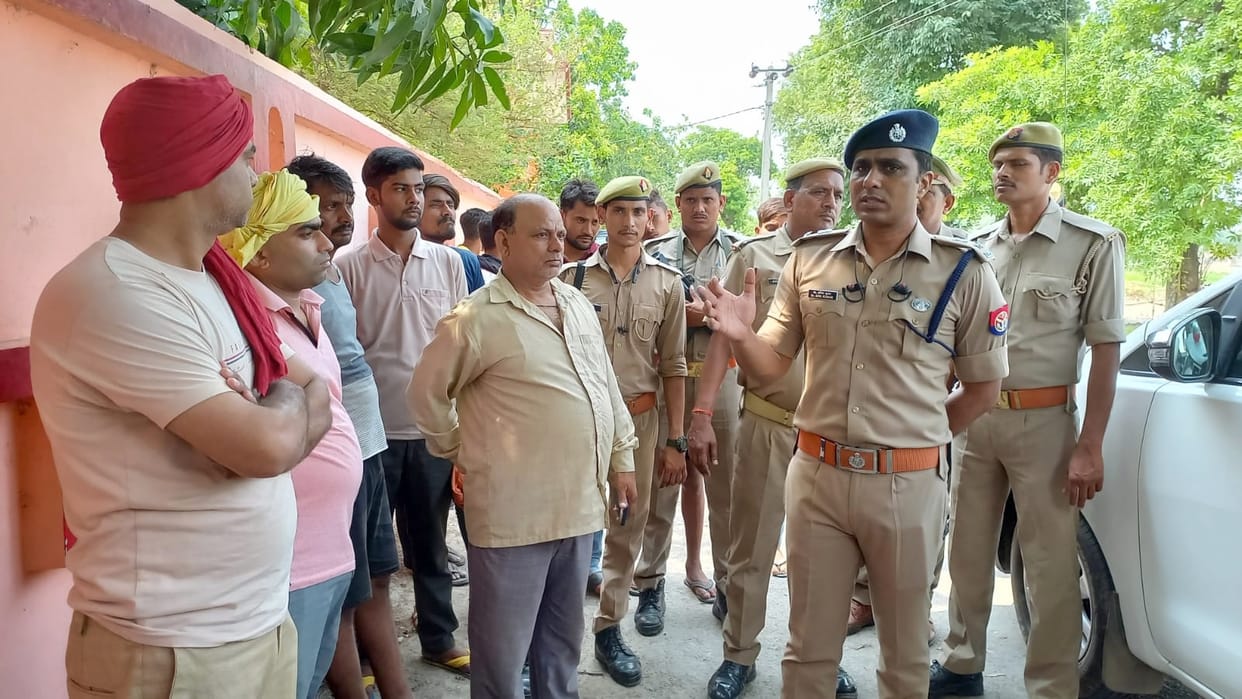 Eight lakh looted from jewelery trader at gunpoint