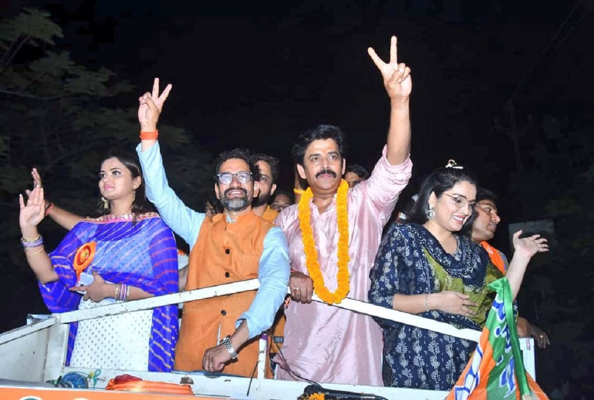 Bhojpuri dinesh lal yadav aka Nirahua took blessings from mother after winning the election from Azamgarh bypoll results