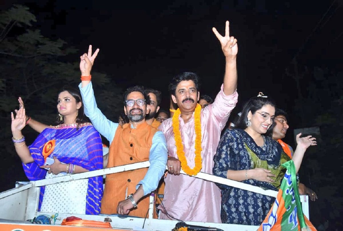 Bhojpuri dinesh lal yadav aka Nirahua took blessings from mother after winning the election from Azamgarh bypoll results