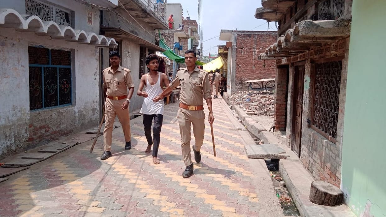 Stones were pelted with sticks in children's dispute, eight injured