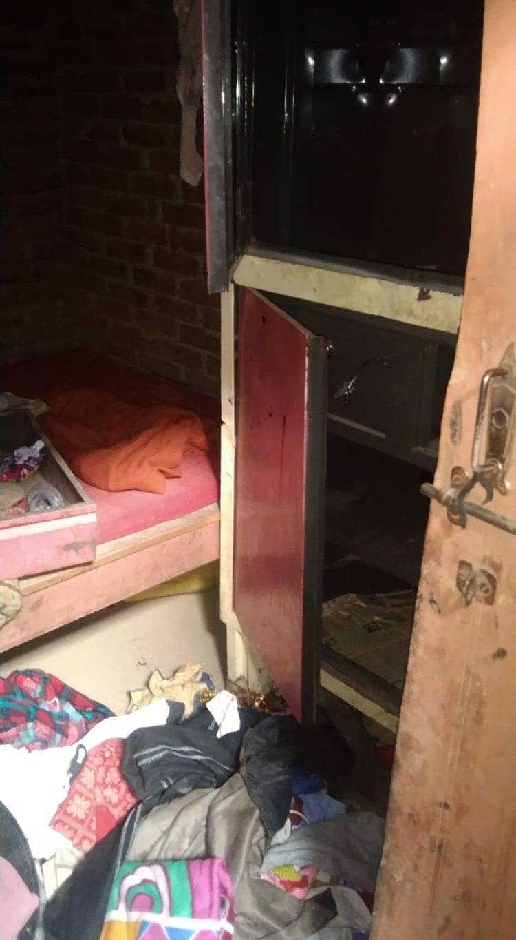 Thieves stole cash jewelery from locked house