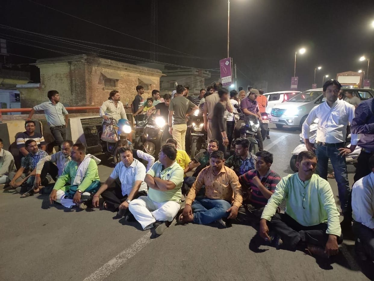 Hathras: Angry lawyers jammed for taking the advocate into custody, shouting slogans