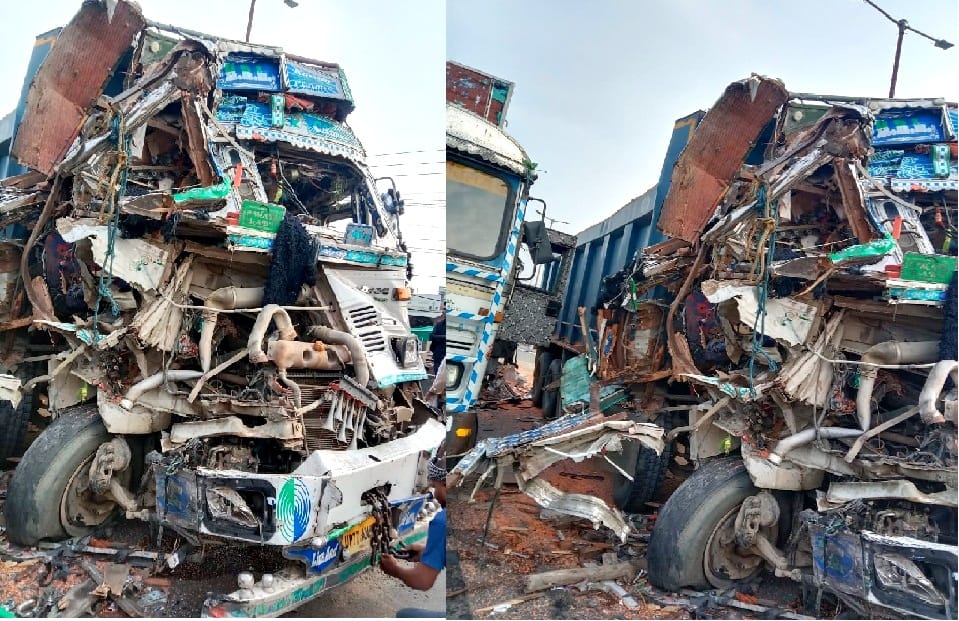 Dumper rammed into a parked truck from behind in Kanpur, operator dies and driver critical