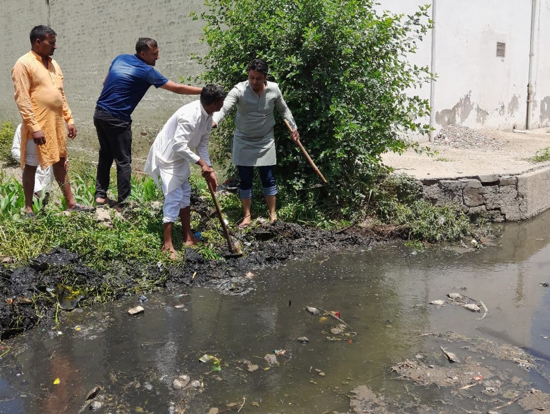 Former district panchayat president shoveled, officers sweated