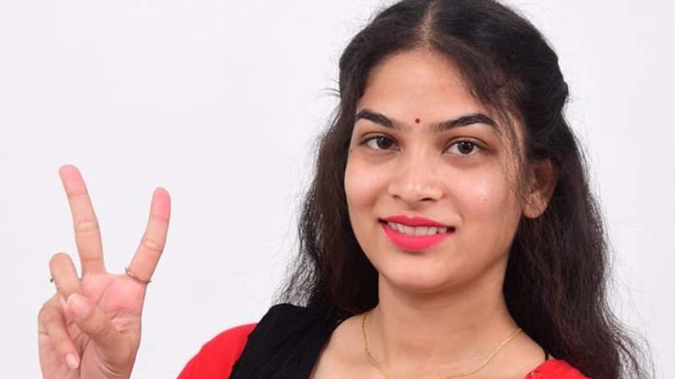 Ujjain News: 21-year-old girl became sarpanch, news anchor and radio jockey in Ujjain district, villagers celebrated