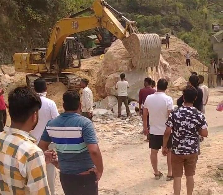mandi news himachal news chandigarh manali highway closed passengers and tourist stuck in vehicles