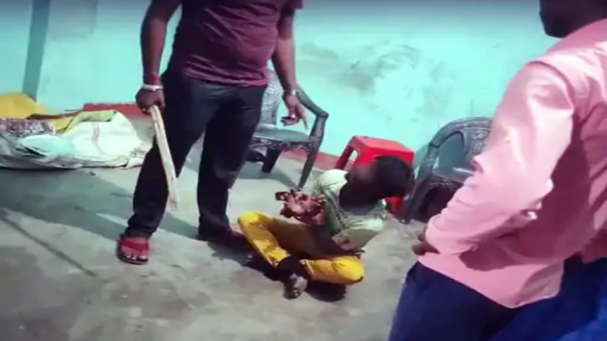 miscreants brutally beat the young man on suspicion of theft in bagaha
