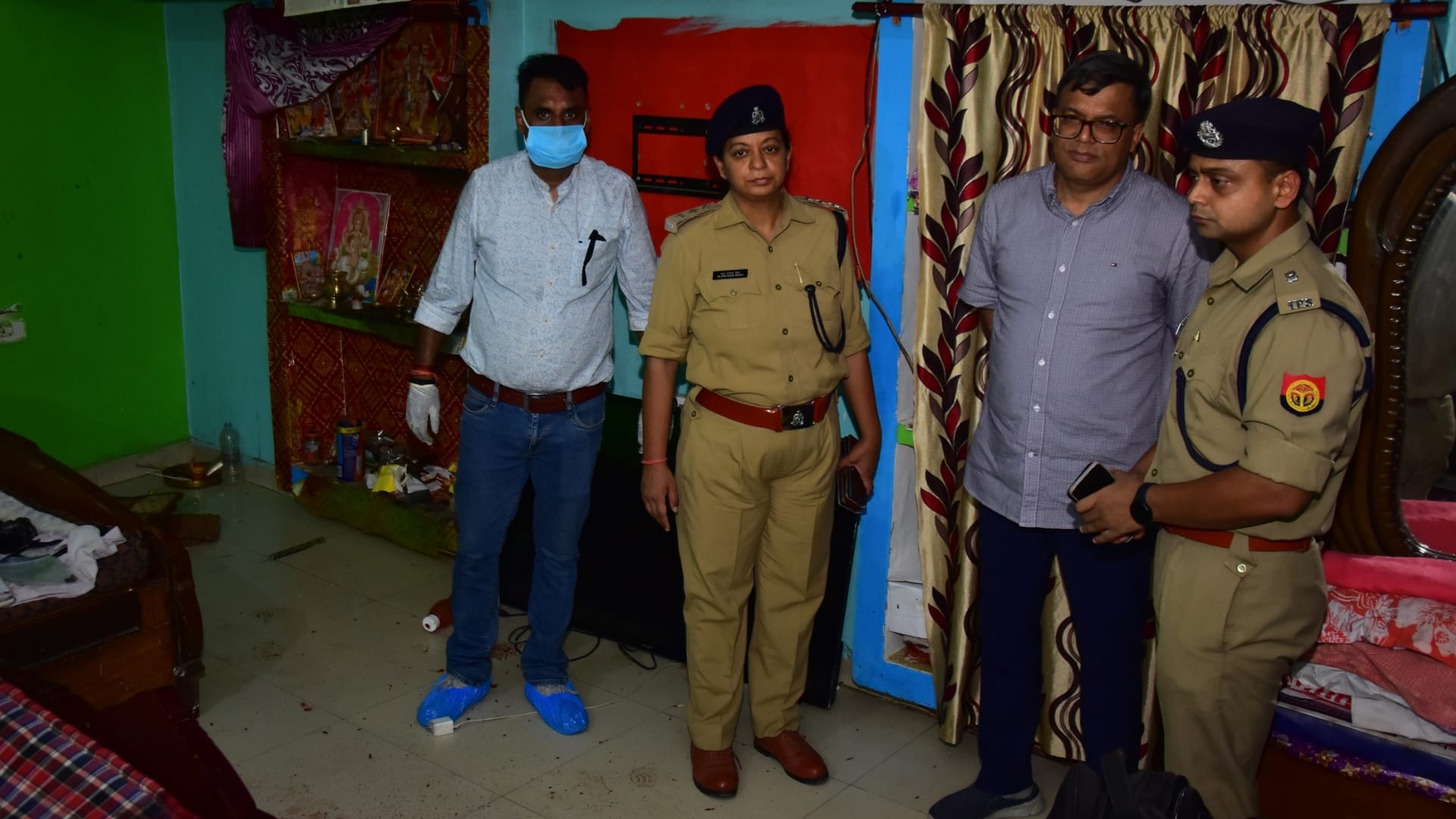 Railway contractor's murder were in Army uniform.