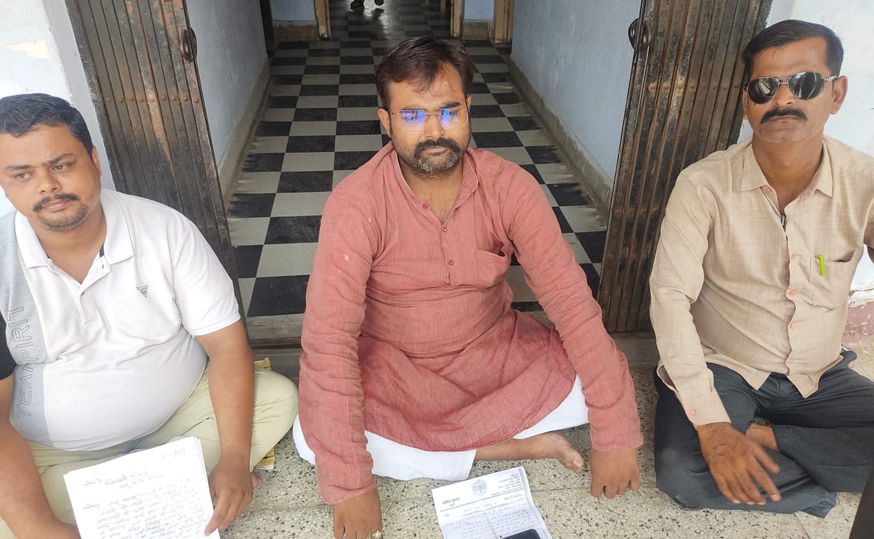 The members of Gopiganj staged a sit-in on the problems of the city