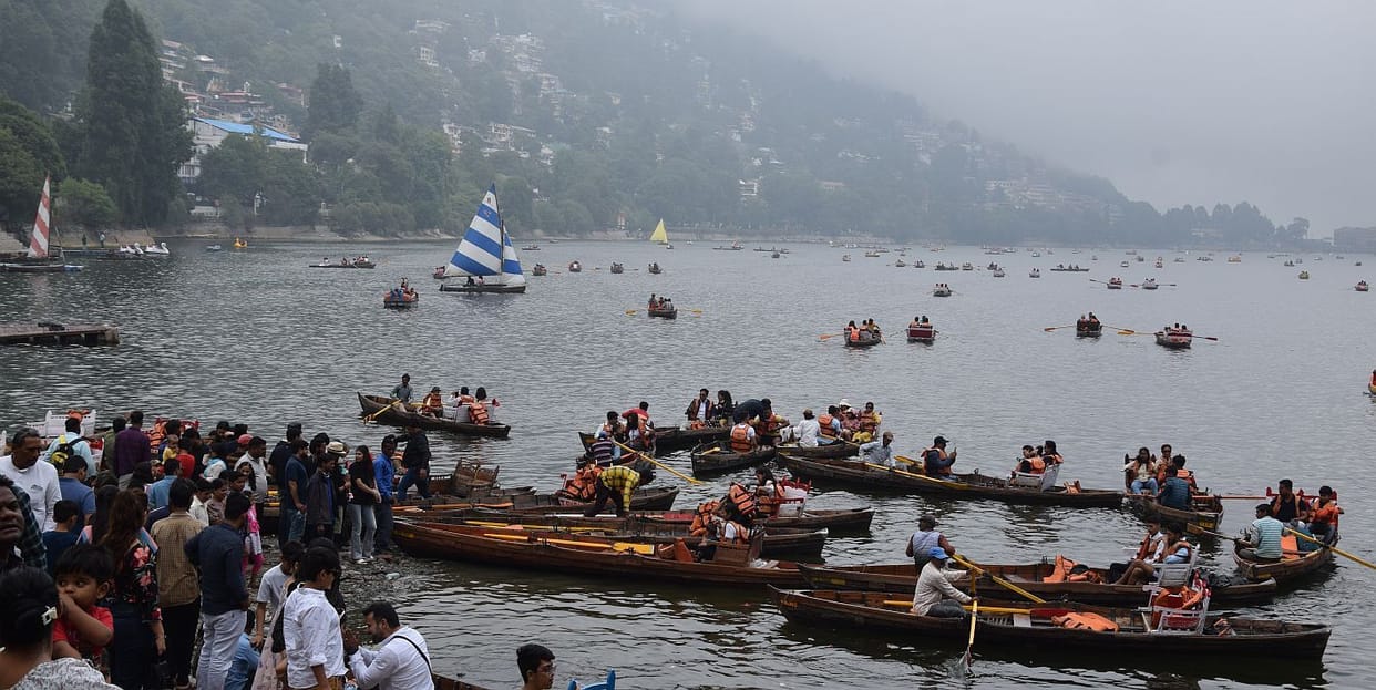 Naini lake was filled with boats for the whole day, tourists had fun