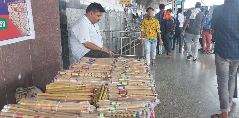 Flute stall started at the junction on the instructions of DRM