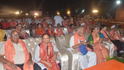 Ramayana Yatra: Pilgrims reached Prayagraj with the announcement of Jayshree Ram, welcomed by the cabinet minister