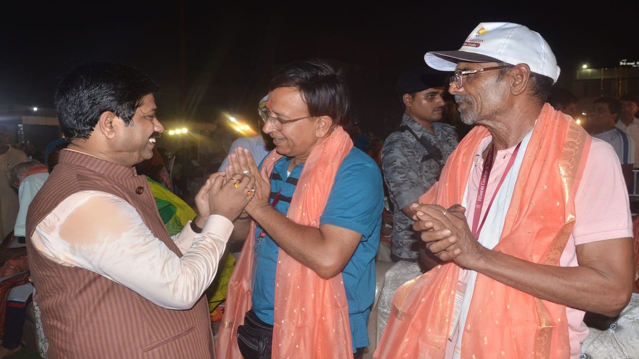 Ramayana Yatra: Pilgrims reached Prayagraj with the announcement of Jayshree Ram, welcomed by the cabinet minister