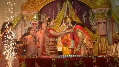 Ramayana Yatra: Pilgrims reached Prayagraj with the announcement of Jayshree Ram, welcomed by the cabinet minister