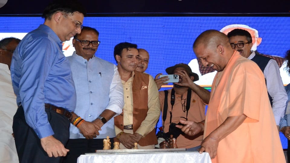 torch of chess olympiad reached lucknow cm yogi and vishwanathan anand played chess