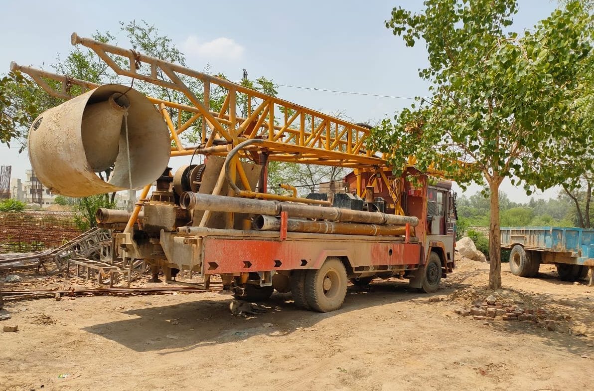 Pile laying work stopped due to lack of power and signal line shift, the contractor said - the machine is also standing empty for a month