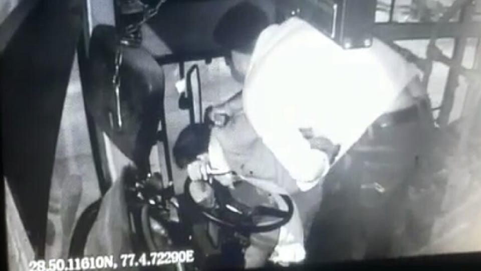 Delhi The car-riding attacker fired at the bus driver for not giving the side the police registered the case