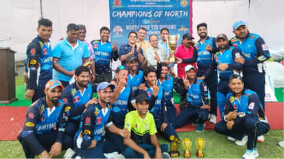 दिव्यांग क्रिकेट प्रतियोगिता की विजेता रही हरियाणा की टीम अधिकारियों के साथ ट्रॉफी दिखाते हुए।