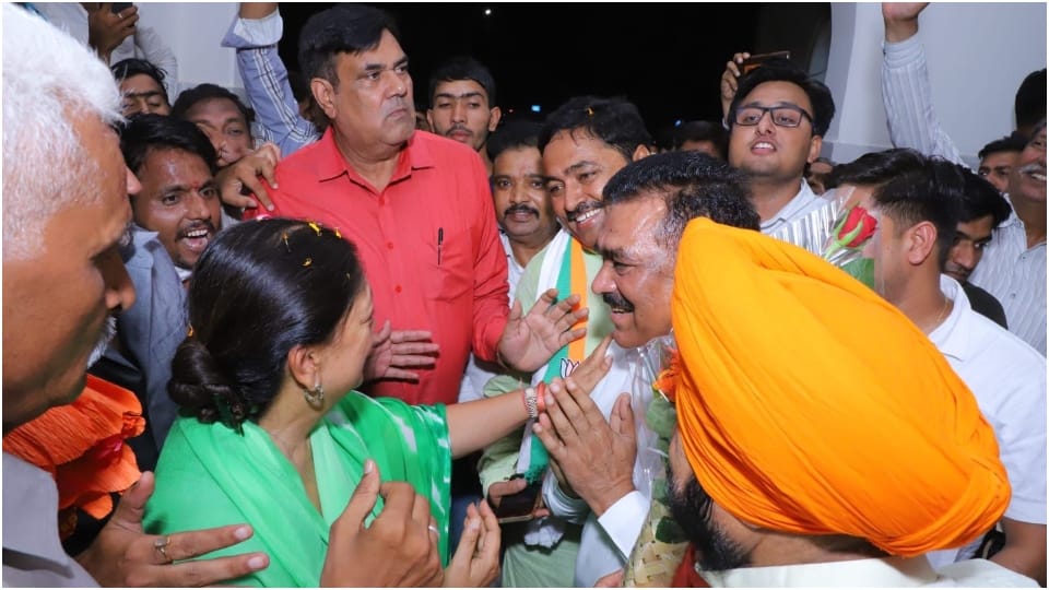 Former Chief Minister Vasundhara Raje welcomed in Alwar