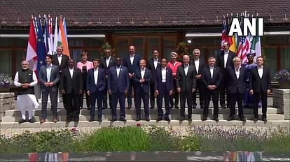 जी-7 समिट में सदस्य और मेहमान देशों ने साथ में खिंचाईं तस्वीरें।