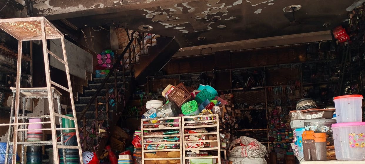 Fire in plastic goods shop caused by short circuit