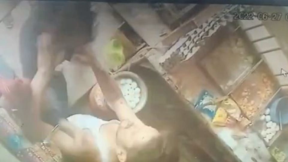 youths attacked on canteen operator in agra crime news
