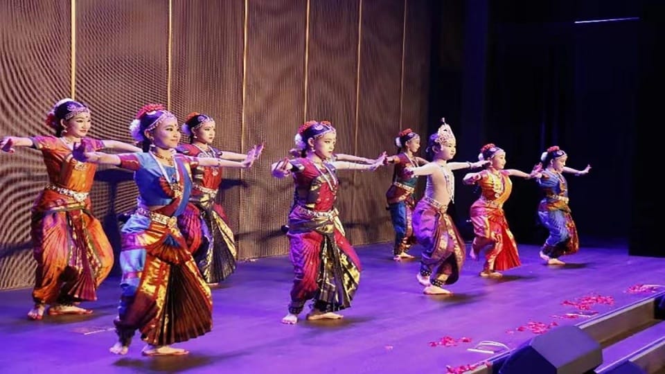 Chinese fans pay rich tributes to China legendary Indian classical dancer Zhang Jun