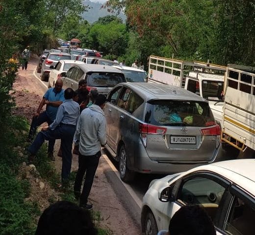 PEOPLE FACING PROBLEM IN NH MANALI CHANDIGARGH DUE TO LONG TRAFFIC JAAM