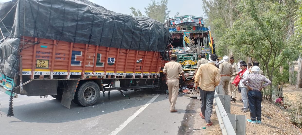 Hathras: Truck and canter collide, one driver killed