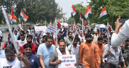 छोटू राम चौक से लघु सचिवालय तक विरोध मार्च निकालते  नवीन जय हिंद और ब्राह्मण समाज के सदस्य।