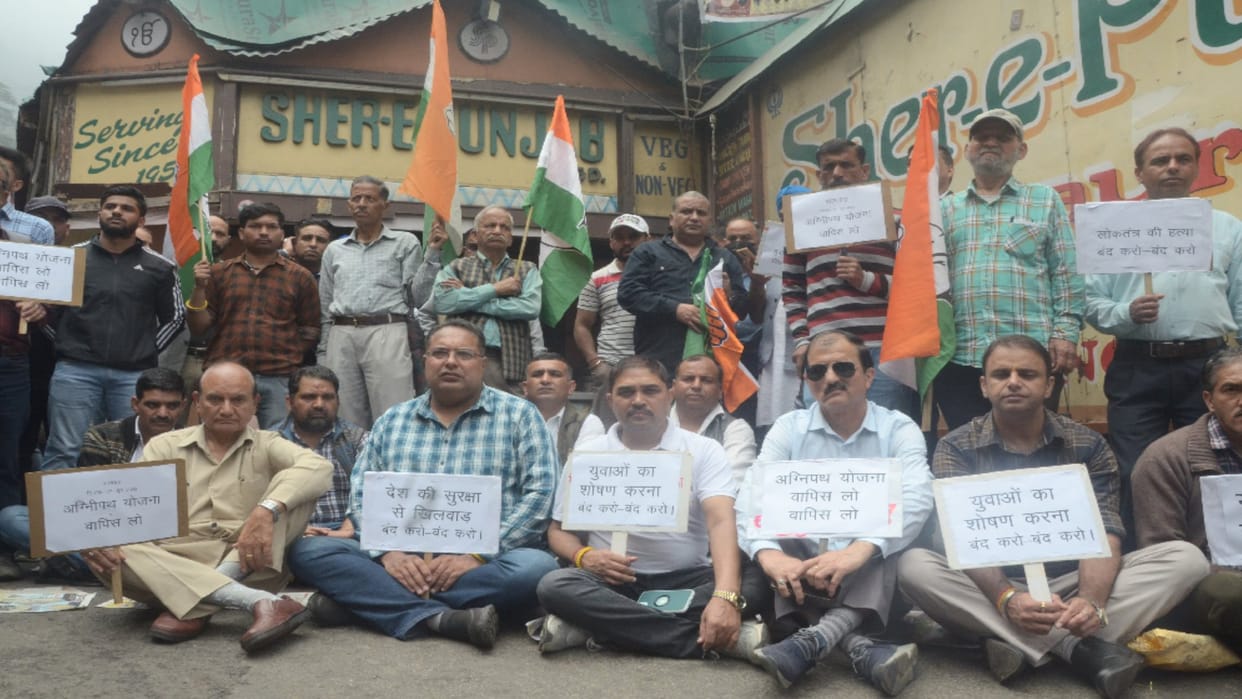Himachal Congress did Satyagraha in the state against Agneepath scheme, protested in 72 blocks