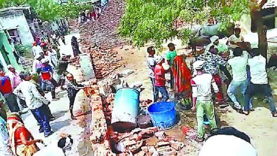 Stone pelting and firing in Panchayat due to land dispute six injured tundala Firozabad news