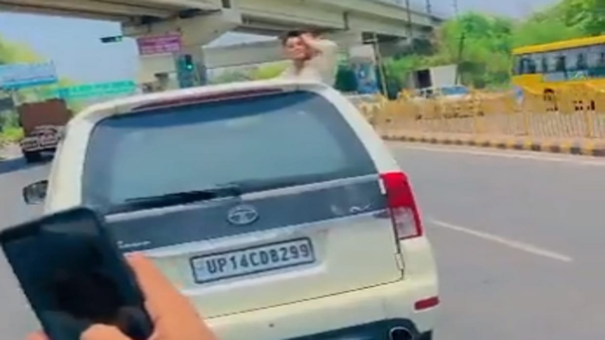 miscreants seen doing dangerous stunts on road in Sahibabad even after police strict