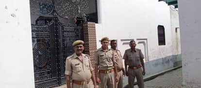 गांव बिसाना में मृत राजकुमार के घर के बाहर  तैनात पुलिस फोर्स। संवाद