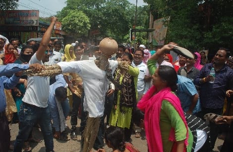 Shikshamitras demonstrated and burnt the effigy of the teacher