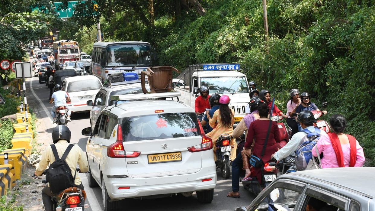 Nainital road became one-way due to weekend, vehicles stuck on the road