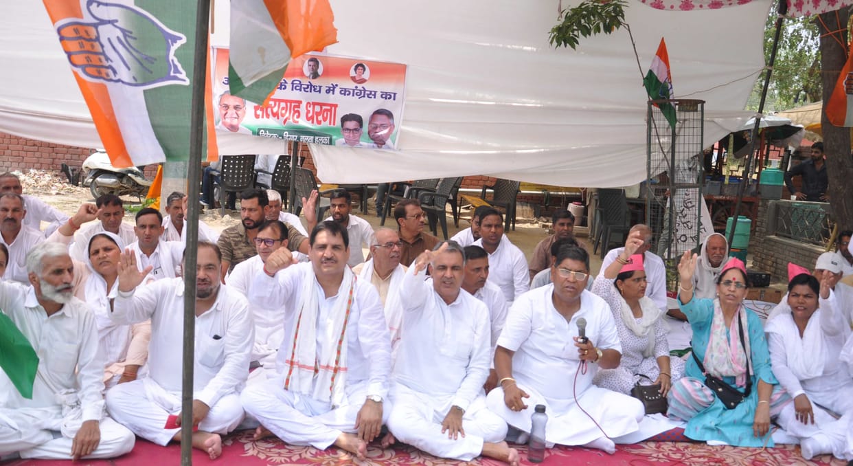 Against the Agneepath plan, satyagraha of Congressmen at 8 places in the assembly, silence in Adampur