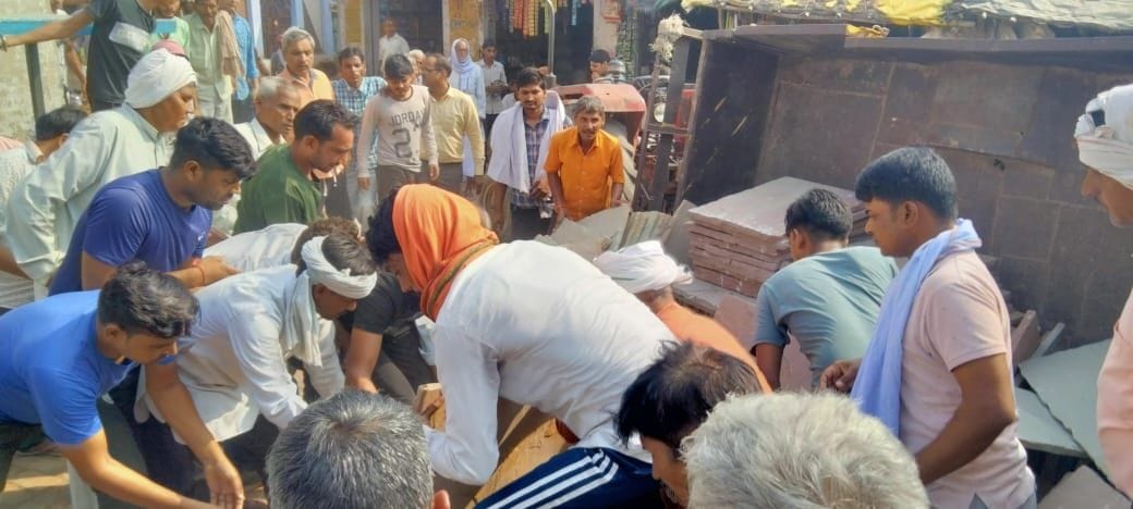Hathras: Workers injured by being buried under stones due to trolley overturning