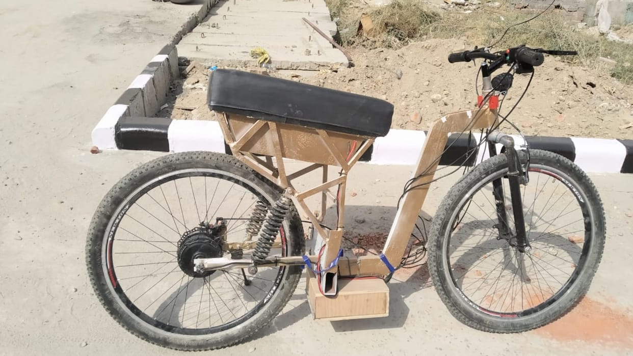 IIIT Una E bike battery charge in 90 minutes mileage 50 kilometer